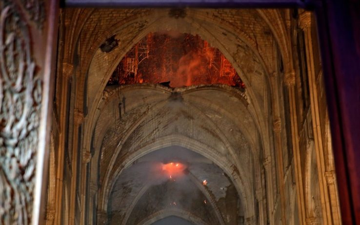 Inferno di fuoco a Notre Dame de Paris