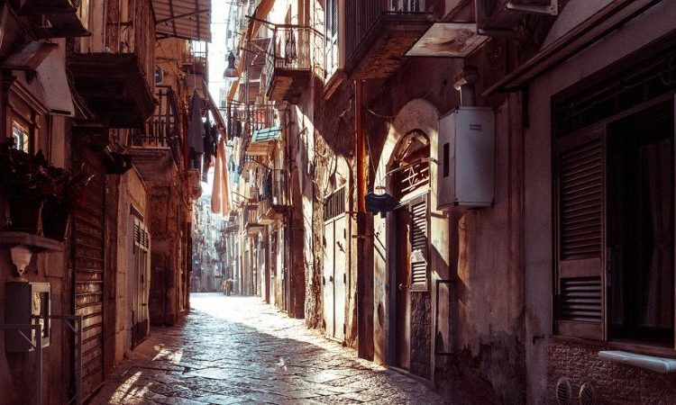 Una mappatura degli edifici a rischio di Napoli: la proposta dei geometri
