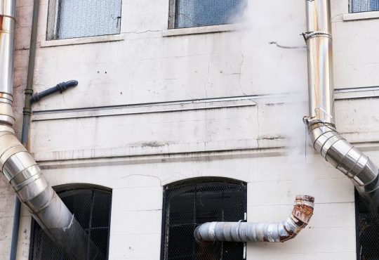 Come appoggiare una canna fumaria al muro comune perimetrale di un condominio?