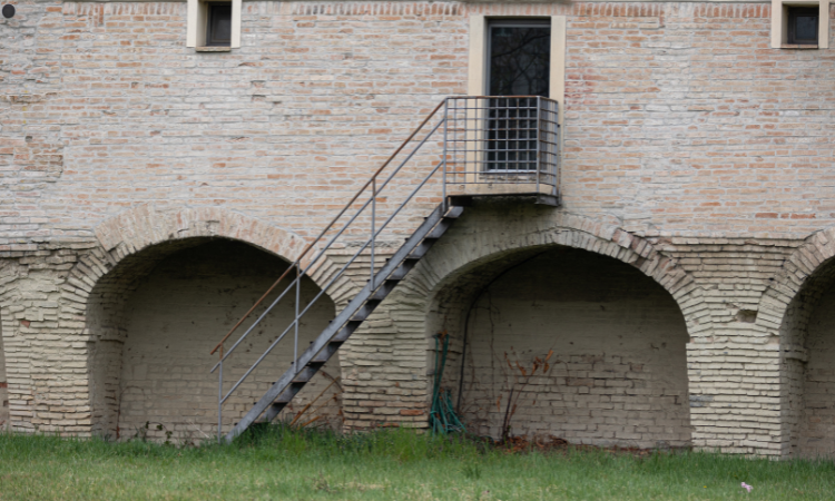 Scala in ferro per esterni. Rientra oppure no in edilizia libera?