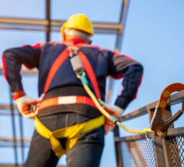 Colpevole il datore di lavoro che non ha fornito dispositivi anticaduta adeguati in un cantiere ad alta quota