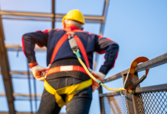 Colpevole il datore di lavoro che non ha fornito dispositivi anticaduta adeguati in un cantiere ad alta quota