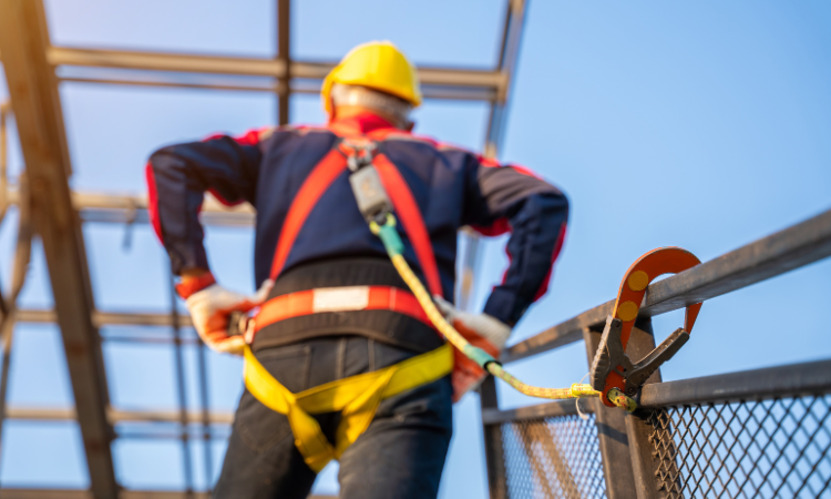 Colpevole il datore di lavoro che non ha fornito dispositivi anticaduta adeguati in un cantiere ad alta quota