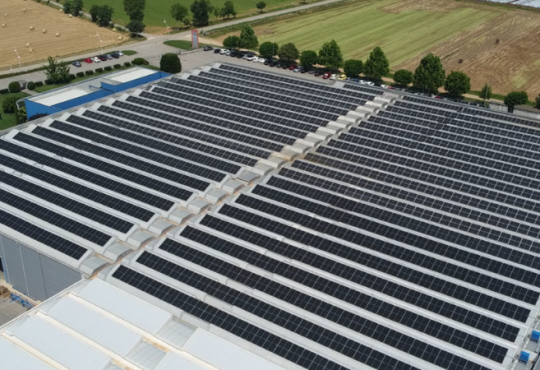 Dimezzare la bolletta con un impianto fotovoltaico industriale