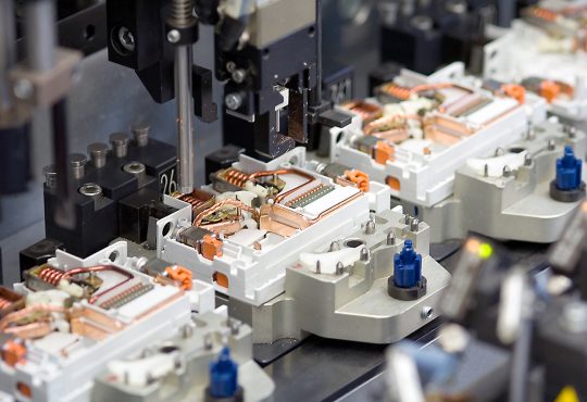 GEWISS offre soluzioni avanzate per protezione, gestione intelligente e distribuzione dell’energia, garantendo sicurezza, continuità di servizio ed efficienza.