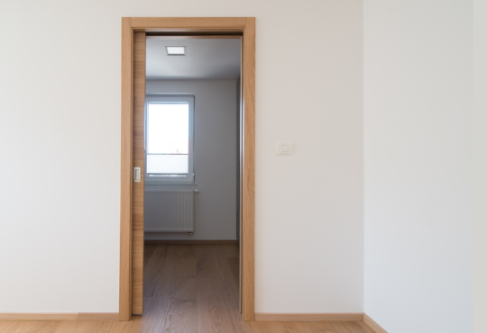 Misure porte interne: cosa dice la normativa italiana (e perché le dimensioni standard non bastano)